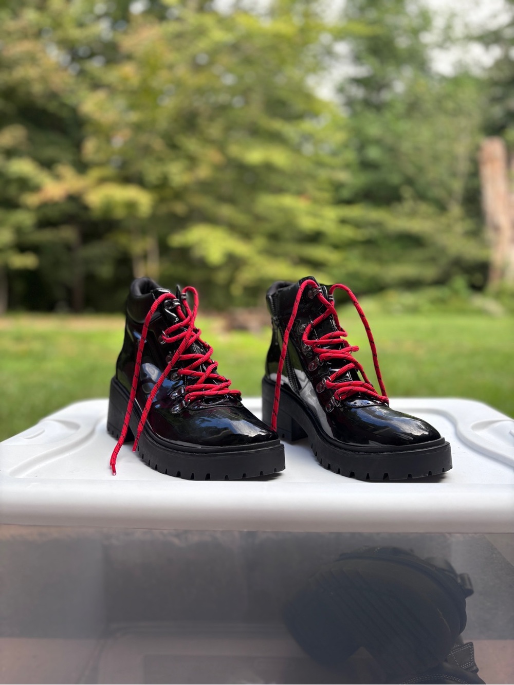 💋Skechers 🖤Black Patent Lace-Up Platform Ankle Boots with Red Laces 🎰